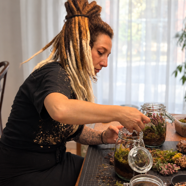 Stefanie Bonte maakt een terrarium in haar atelier in Utrecht, workshopdocent bij Miniatures Guild