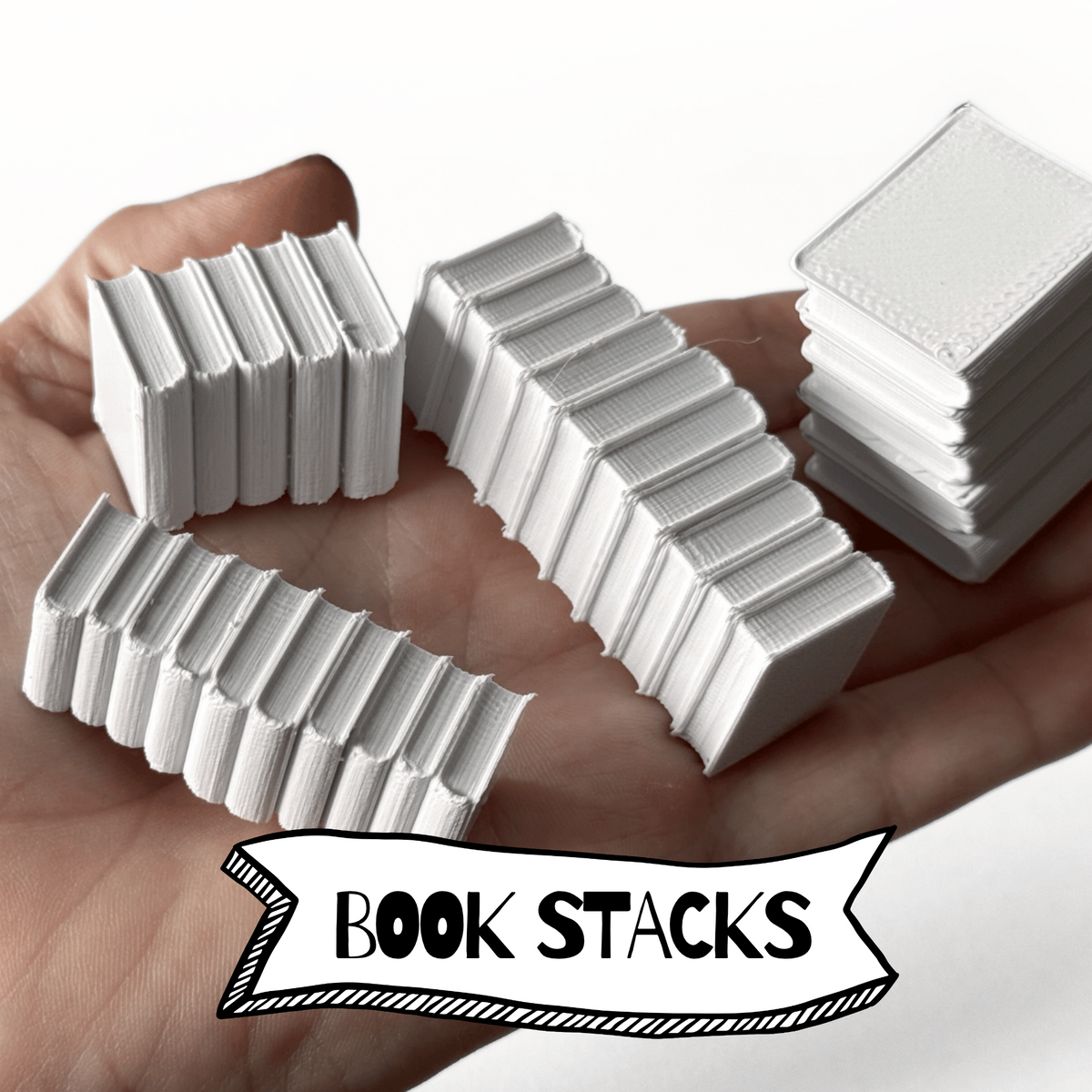 Book stacks: rijtjes en stapels witte 3D-geprinte miniatuurboeken in een hand, van Miniatures Guild