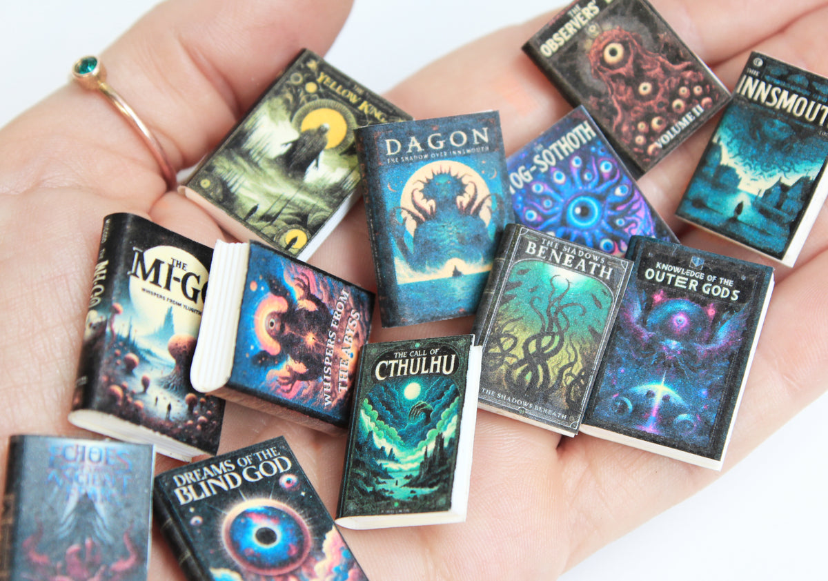 Miniatuurboekjes met printbare Lovecraft-boekomslagen voor een gotisch poppenhuis, schaal 1:12, door Miniatures Guild