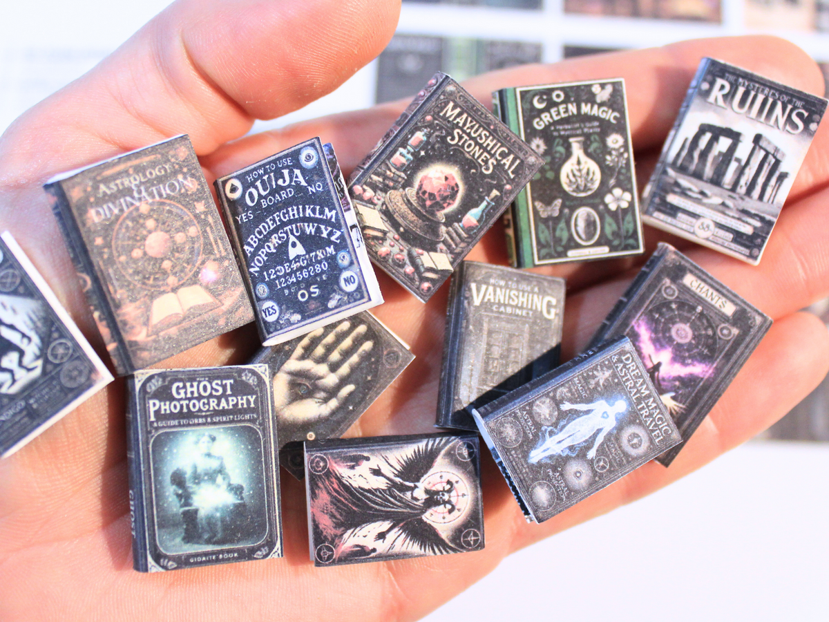 Miniatuurboekjes met printbare occulte boekomslagen, schaal 1:12, door Miniatures Guild