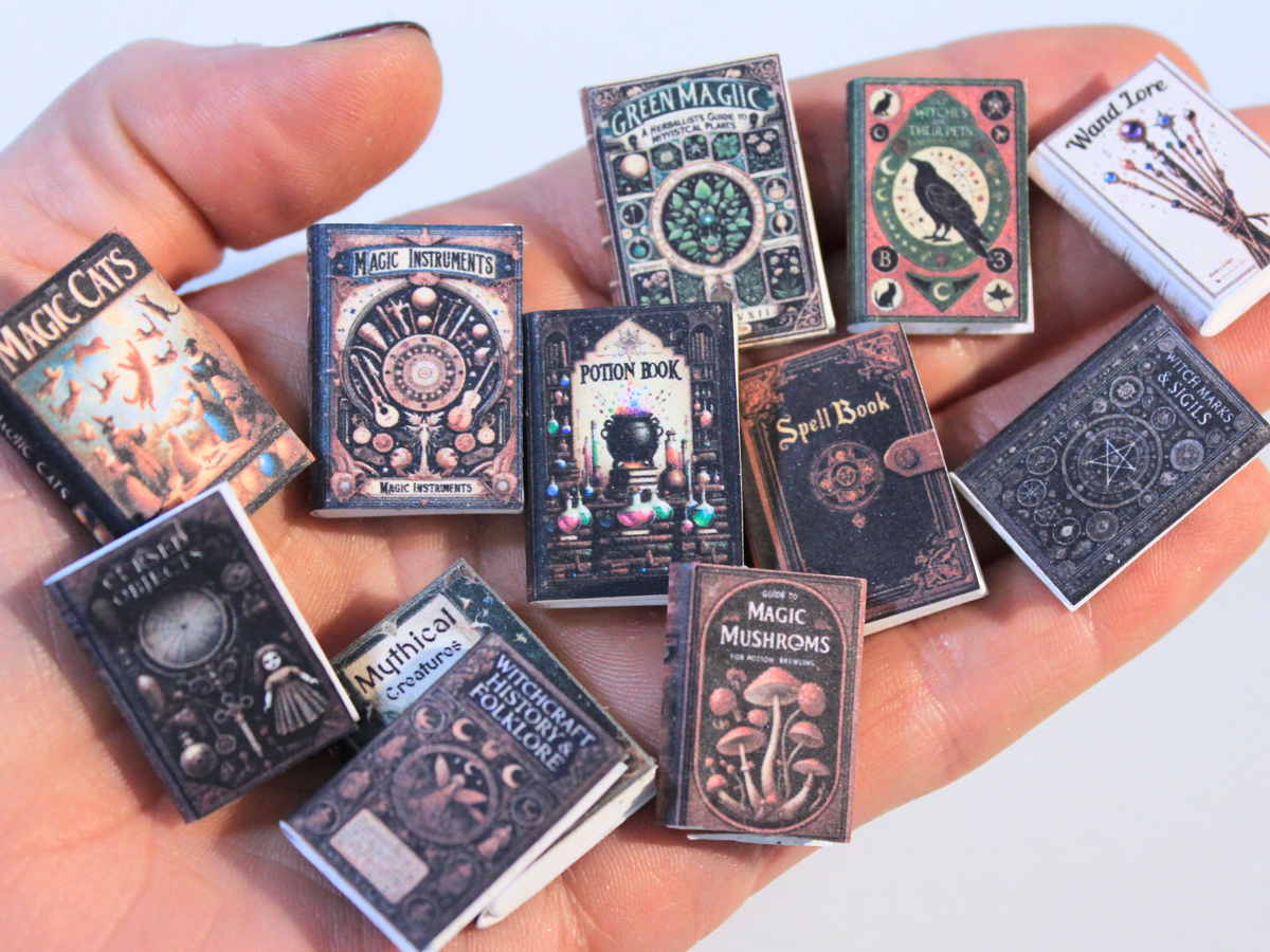 Miniatuurboekjes met printbare heksen- en spreukenboekomslagen, schaal 1:12, door Miniatures Guild