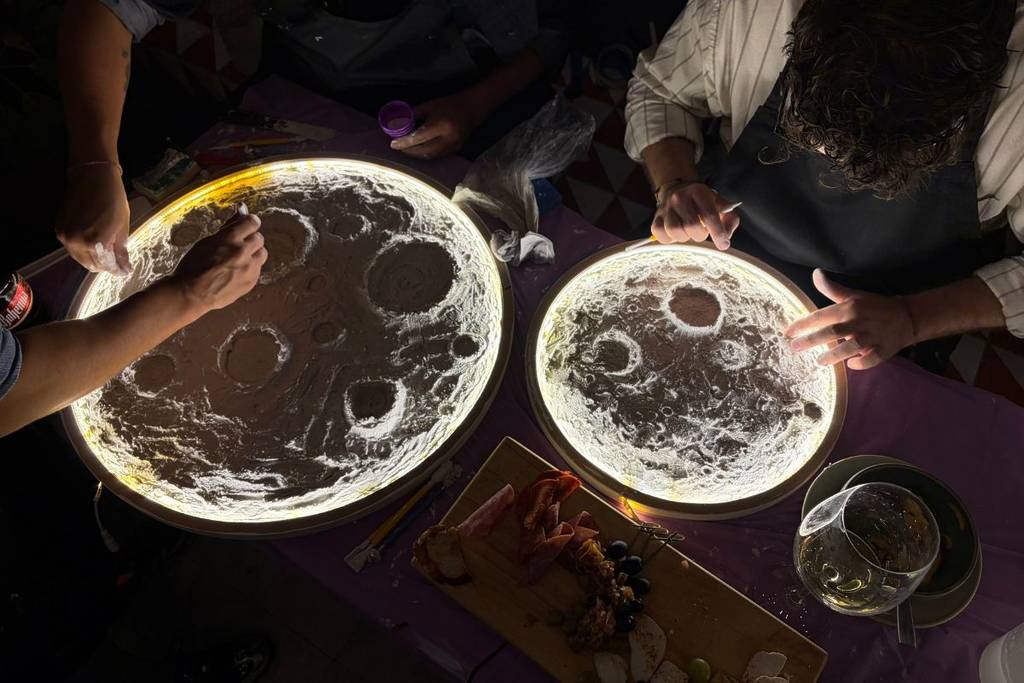 Twee verlichte maanlampen met kraters op tafel tijdens de Moonlamp workshop van Miniatures Guild in Utrecht
