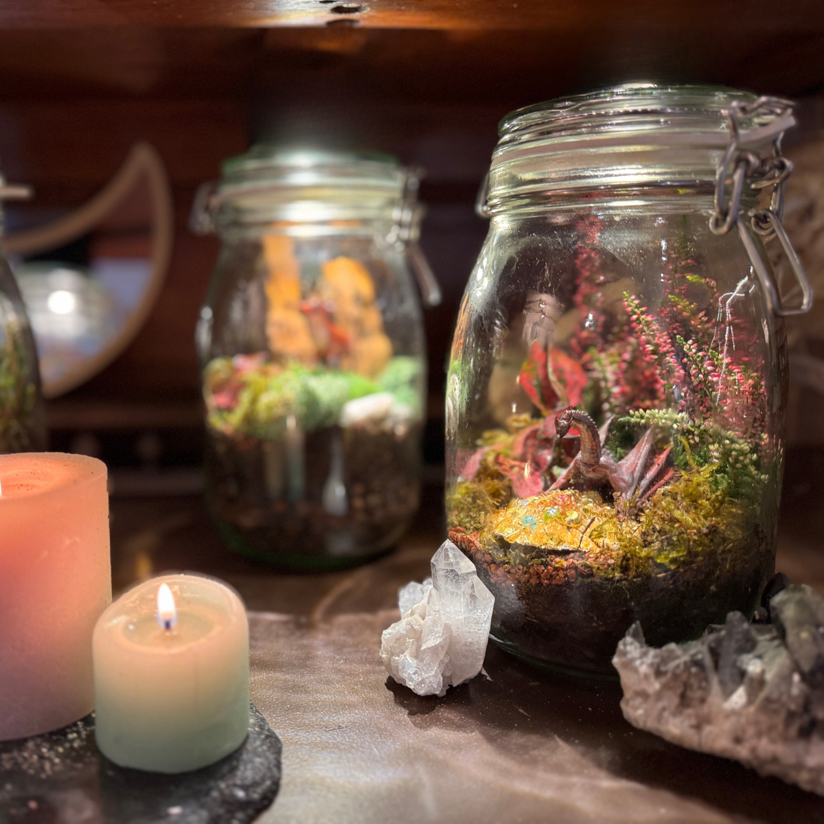 Fantasy terrarium met een draakje tussen mos en heide, gemaakt in de nerdy terrarium workshop door Miniatures Guild